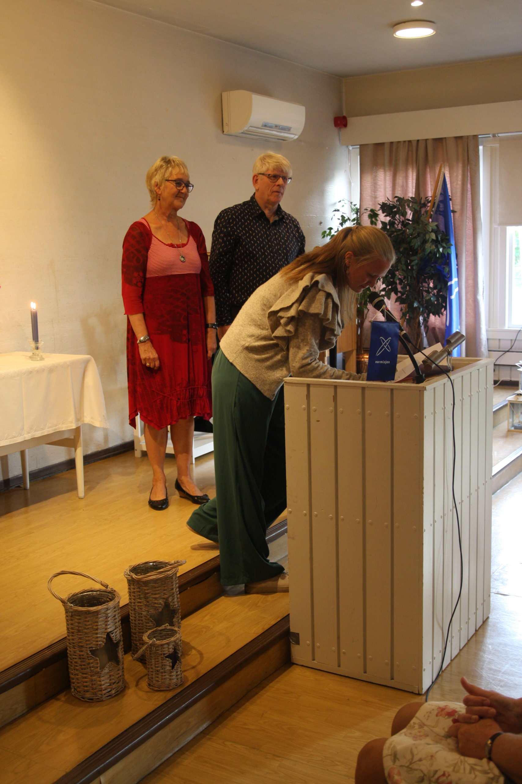Oddvar Hansen (nestleder Oppland), Ragnhild Gravem (leder Oppland) og Anne Lin Hynnekleiv (leder Øst) signerer 4